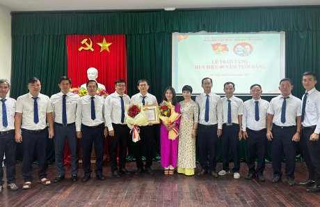 ĐẢNG UỶ CHI NHÁNH SKYPEC KHU VỰC MIỀN TRUNG  TỔ CHỨC LỄ TRAO TẶNG HUY HIỆU 40 NĂM TUỔI ĐẢNG 